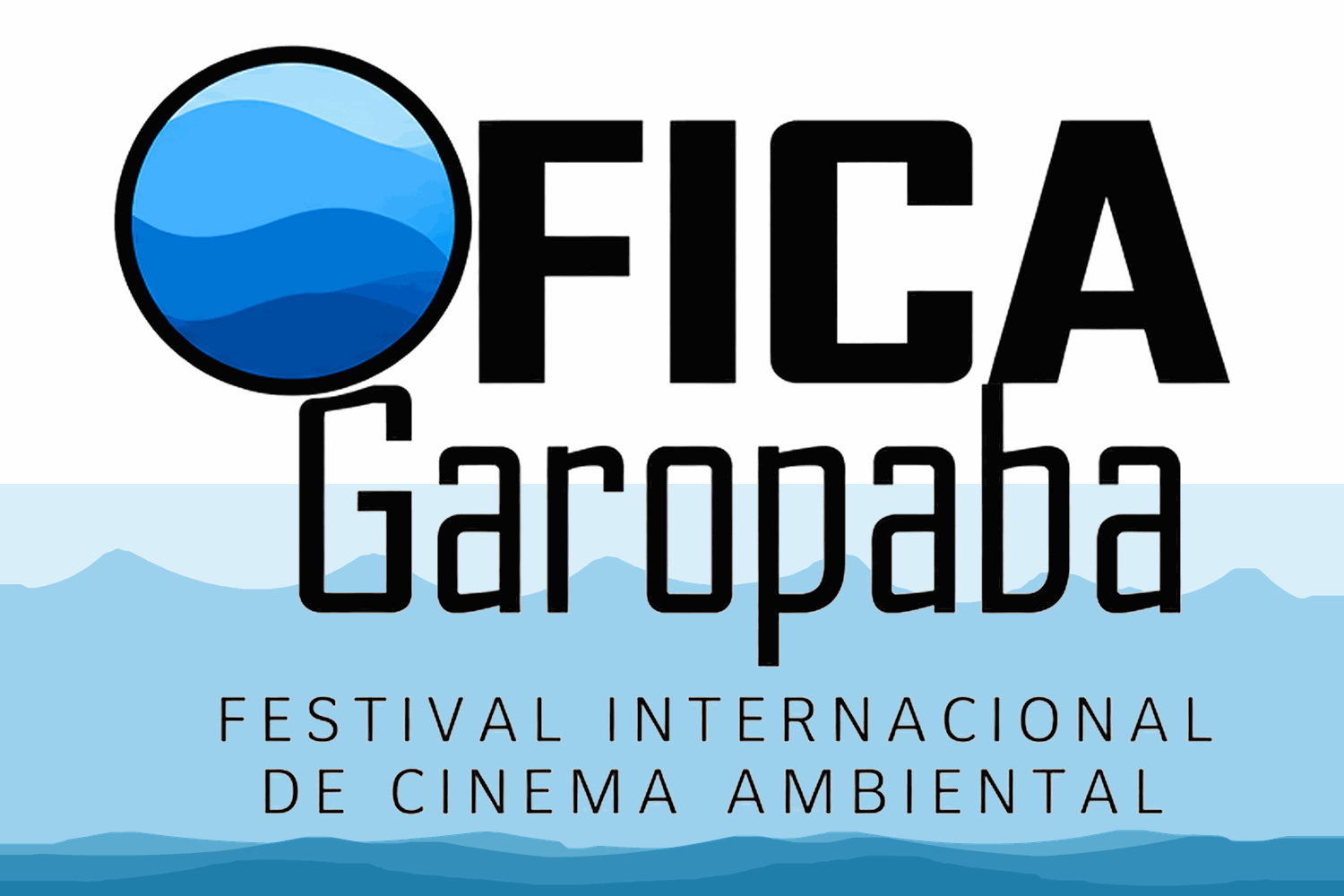 Marca do FICA Garopaba: um círculo azul com ondas do mar ao lado do nome em letras pretas, sobre a linha “Festival Internacional de Cinema Ambiental”, com o desenho de ondas do festival ao fundo.